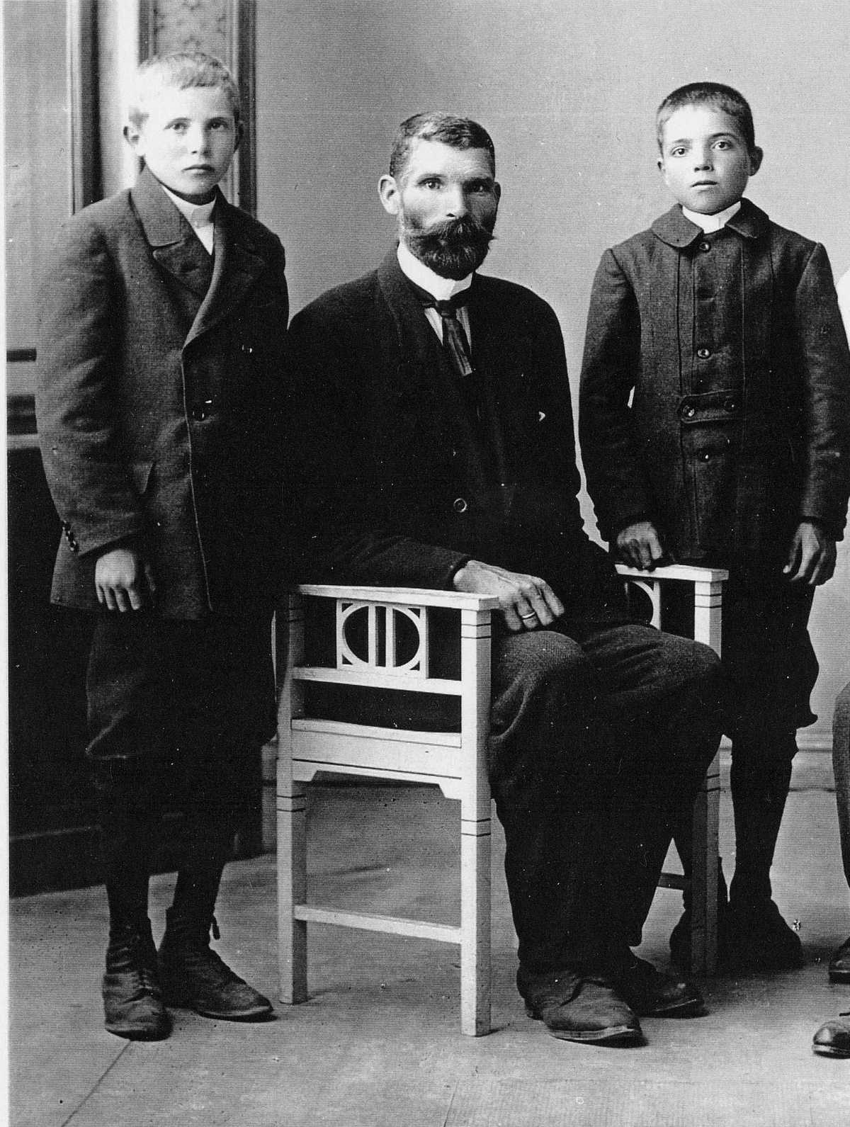 Martin med sønnene Torleif (t.v.) og Andreas. Ca. 1918-19