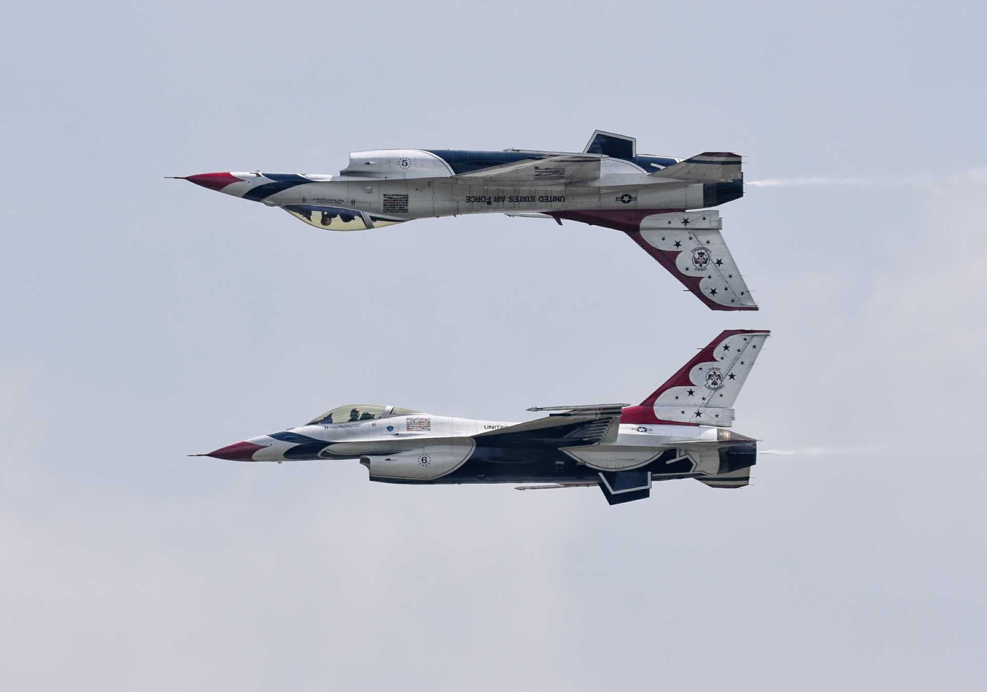 To amerikanske F-16C flyr i oppvisningsformasjon, halefinne mot halefinne.