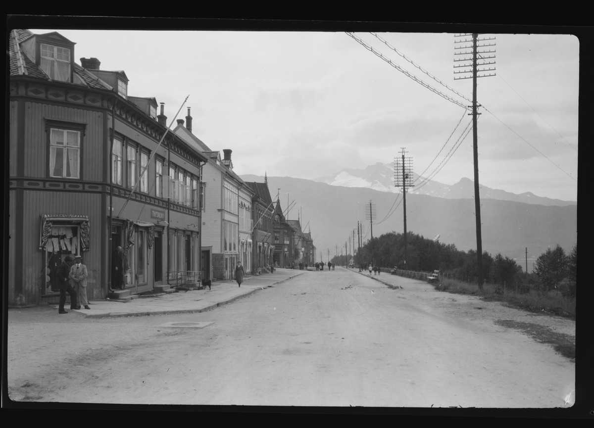 Hovedgata i Narvik, ein gong mellan 1900 og 1930. I forgrunnen ein «thesalon». I offentlig eige/Nasjonalbiblioteket. Foto: Mittet & co.
