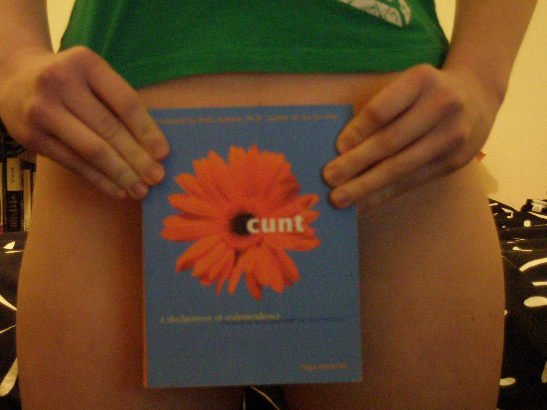 Selvportrett av kvinne med boken «Cunt» foran kjønnsorganet