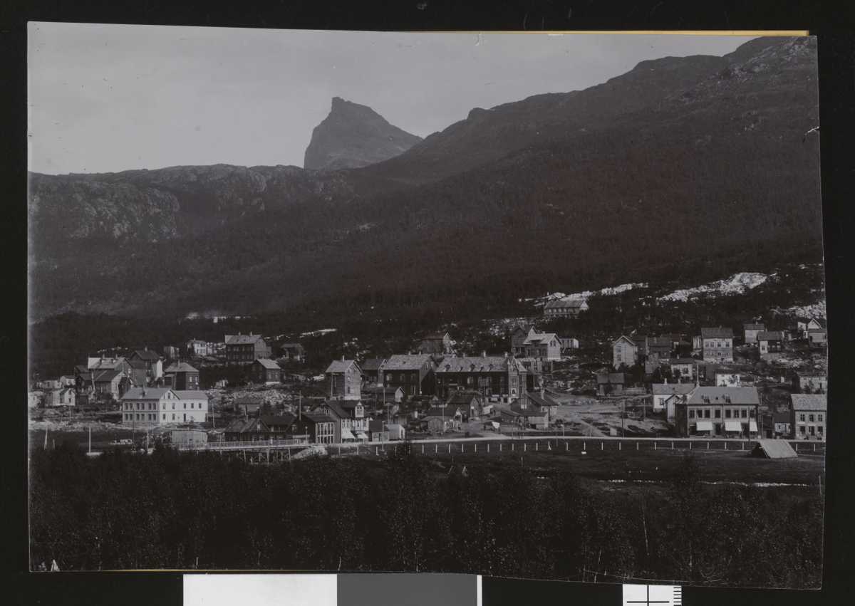 Bydelen Oscarsborg i Narvik, 1904. Foto: Petrus Melander. I offentlig eie/Nasjonalbiblioteket.